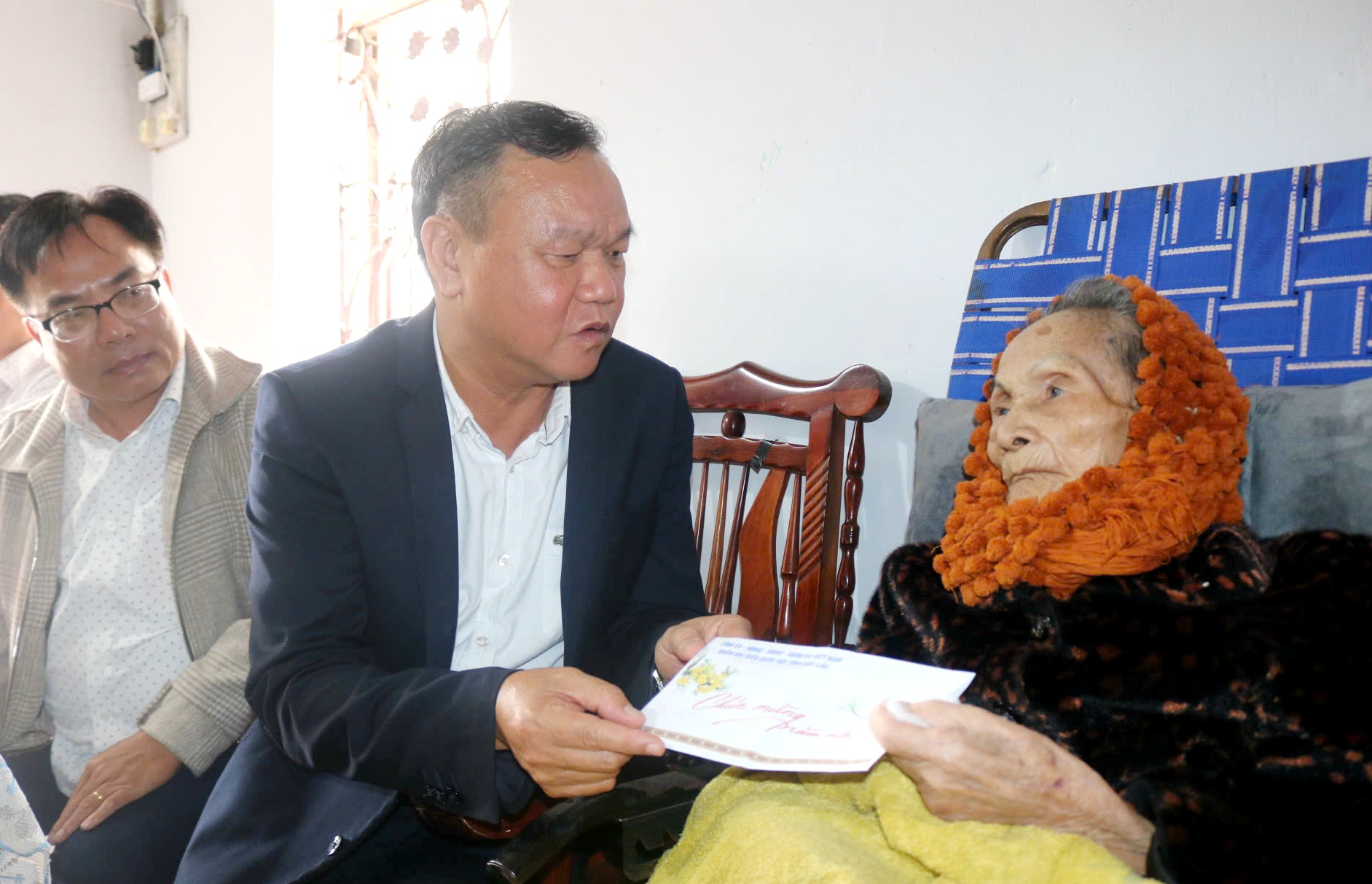 Đoàn công tác của tỉnh Đắk Lắk thăm, chúc Tết Mẹ Việt Nam Anh hùng và gia đình thương binh